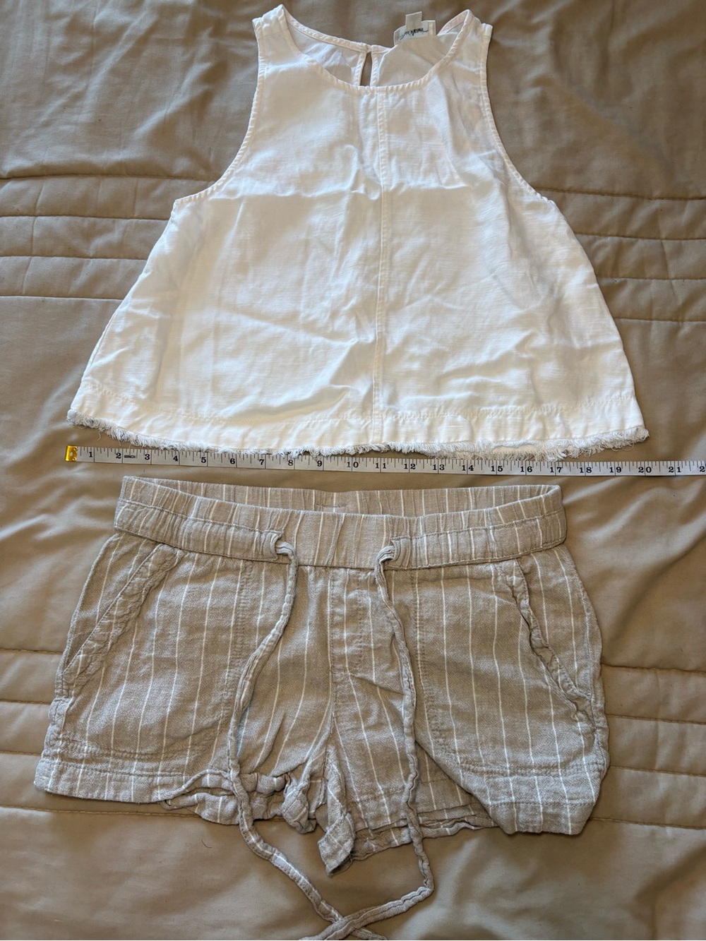 White Sleeveless Linen Crop Top and beige shorts set- lot of 2 items - Picture 5 of 7